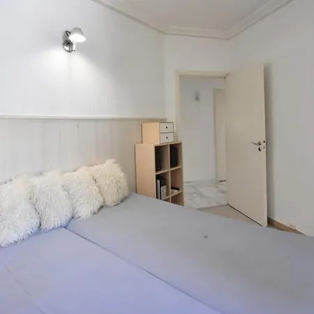 Stunning 3-br With Large Terrace And Pool