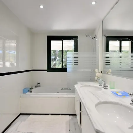 Stunning 3-br With Large Terrace And Pool Appartamento Cannes