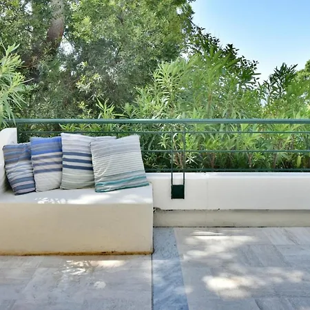 Stunning 3-br With Large Terrace And Pool