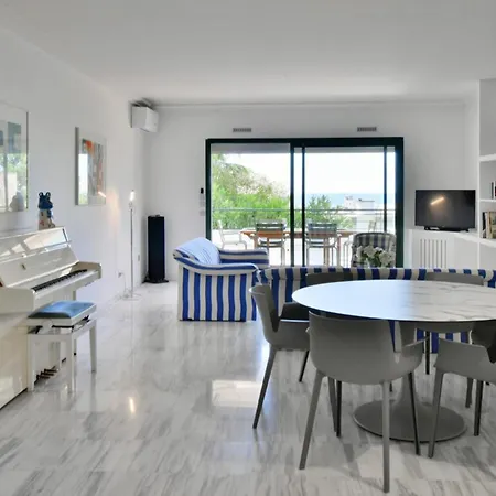 Stunning 3-br With Large Terrace And Pool