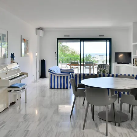Stunning 3-br With Large Terrace And Pool
