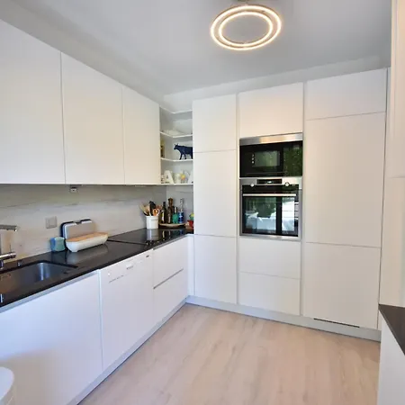 Stunning 3-br With Large Terrace And Pool