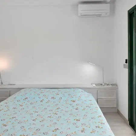 Stunning 3-br With Large Terrace And Pool
