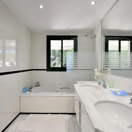 아파트 Stunning 3-br With Large Terrace And Pool